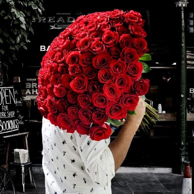 PRICELESS WISHES 100pcs red rose bouquet